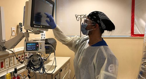 20211027_StudentNurseTraining2 A student nurse looks closely at a monitor