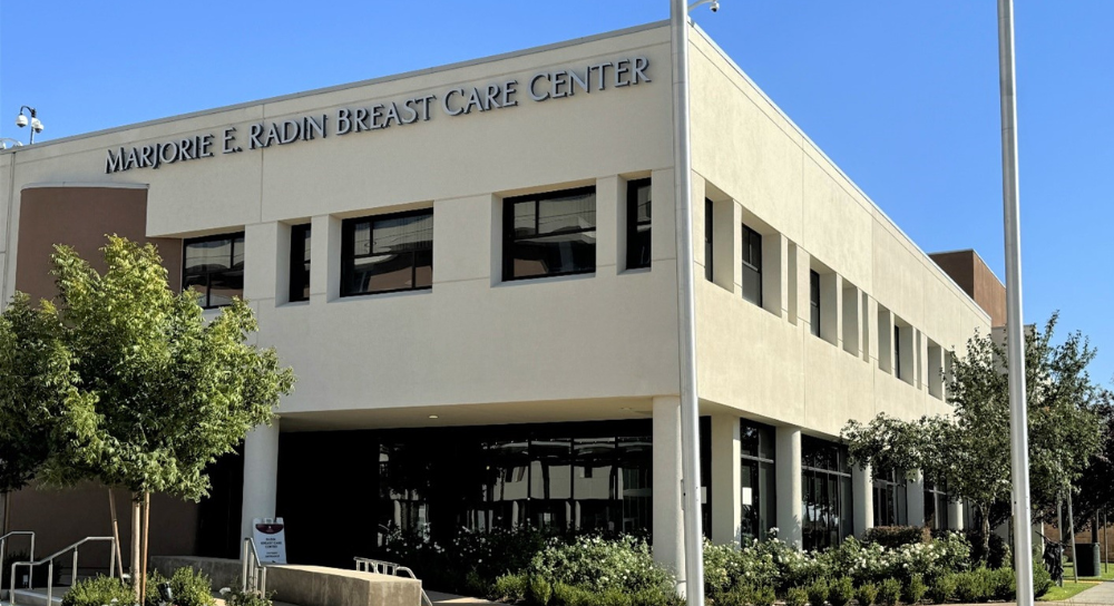 Exterior de un edificio de consultorios médicos, de dos pisos, con el texto "Marjorie E. Radin Breast Center​​​​​​​" al costado